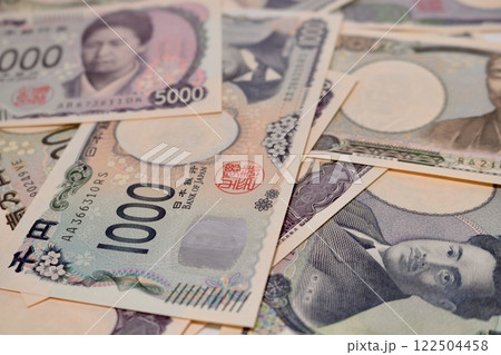 お金と電卓、お札、電卓などに関する記事のサムネイル 122504458