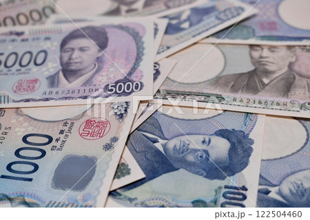 お金と電卓、お札、電卓などに関する記事のサムネイル 122504460