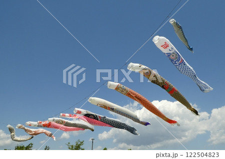 大空にはためくこいのぼり 122504823