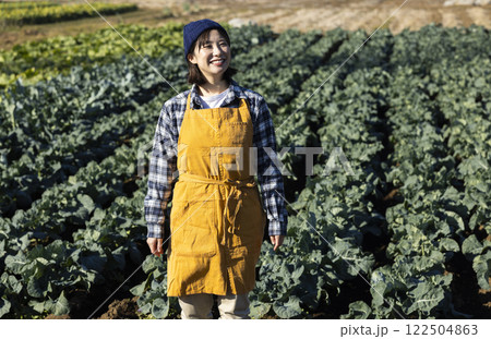 畑で働く農家の女性 122504863