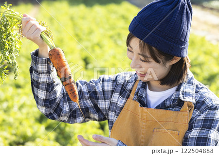 畑で働く農家の女性イメージ 122504888