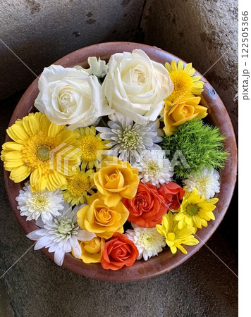 2月のカラフルな花手水(薔薇・ガーベラ・菊・手毬草)〈菅生神社/愛知県岡崎市〉 122505366