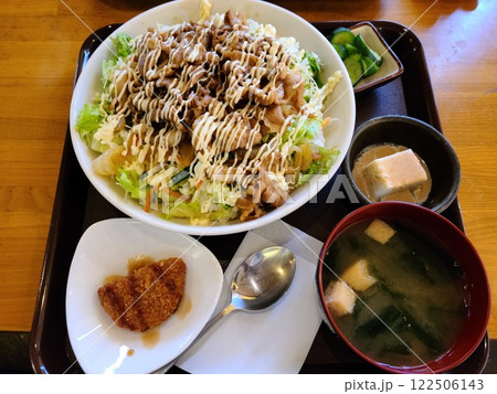たっぷりマヨネーズのスタミナ焼肉丼 122506143
