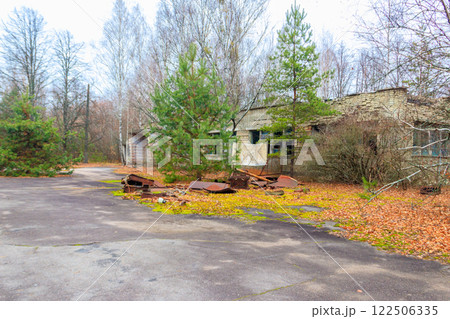 Old abandoned house in the ghost town Pripyat in Chernobyl Exclusion Zone, Ukraine 122506335