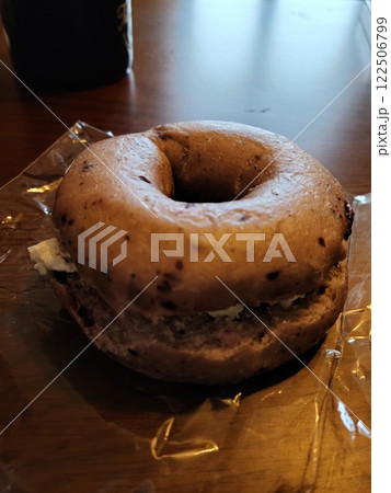 クリームチーズをサンドしたベリーベーグル クリームチーズをサンドしたベリーベーグル 122506799