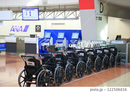 スペシャルアシスタンス　車いすのサポートサービス　羽田空港第2ターミナル　国際線出発ロビー 122506838