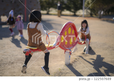 公園のシーソーで遊ぶ女の子 公園のシーソーで遊ぶ女の子 122507689