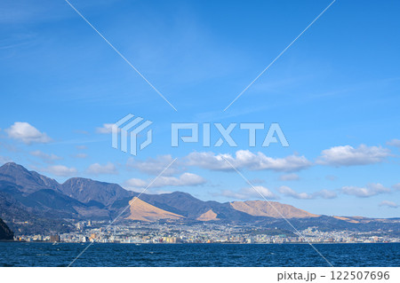 別府湾から見る別府市の街並みと鶴見岳を望む風景 122507696