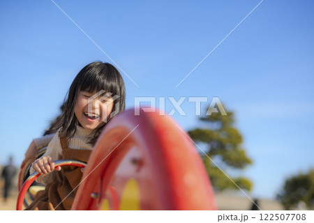 公園のシーソーで遊ぶ女の子 公園のシーソーで遊ぶ女の子 122507708