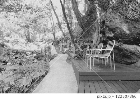遊歩道のベンチ 122507866