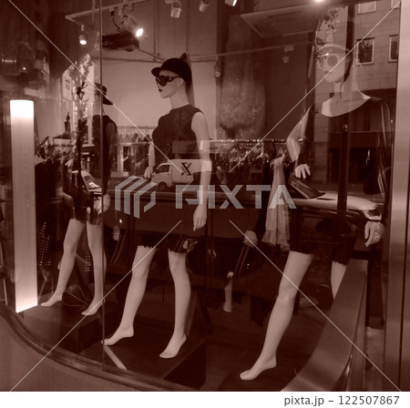 ウィンドウ越しのマネキン ウィンドウ越しのマネキン 122507867