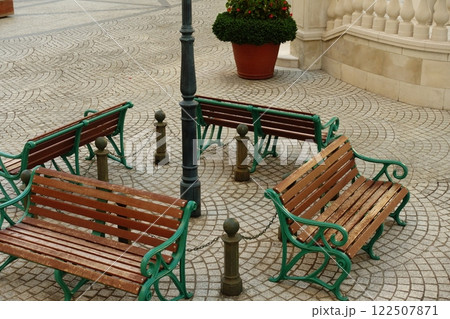 広場のベンチ 広場のベンチ 122507871