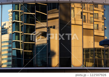 窓に映る都市の風景 122507926