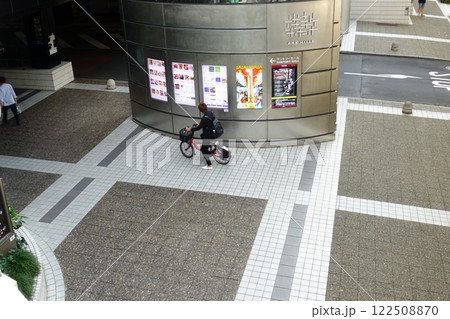 都会のレンタサイクルに乗る 122508870