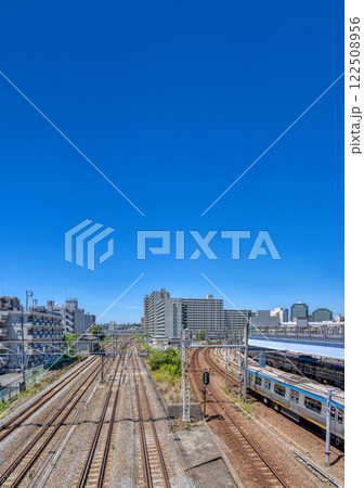 横浜市の都市風景　西横浜駅 122508956