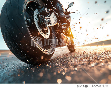 スピード感あふれるバイクのバックショット	 122509186