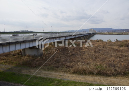 霞橋と高梁川の風景 122509198
