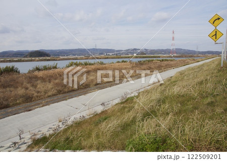 霞橋と高梁川の風景 122509201