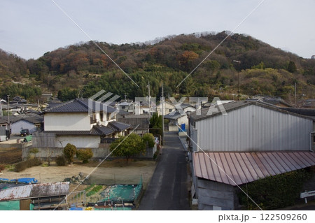 霞橋と高梁川の風景 122509260