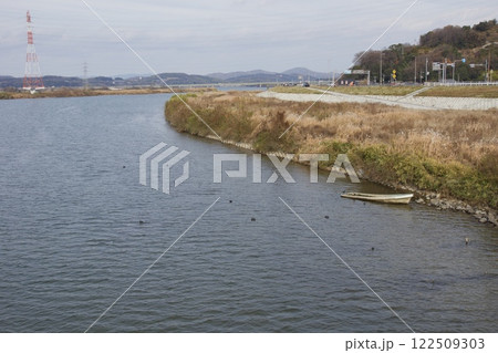 霞橋と高梁川の風景 122509303