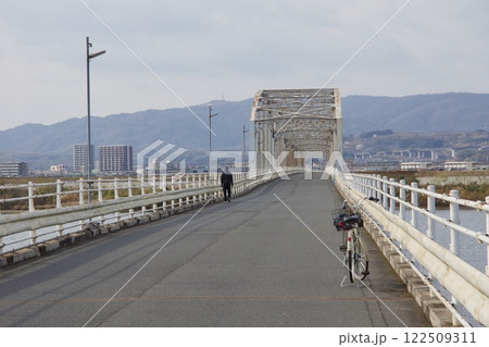 霞橋と高梁川の風景 122509311