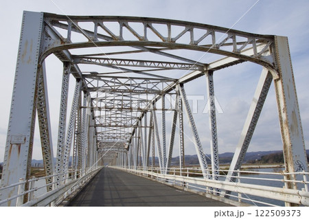 霞橋と高梁川の風景 122509373