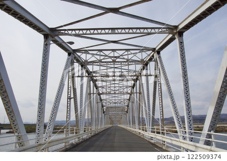 霞橋と高梁川の風景 122509374