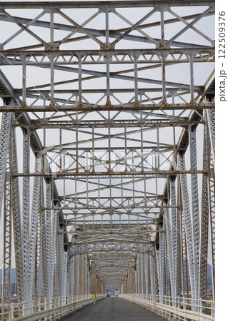 霞橋と高梁川の風景 122509376