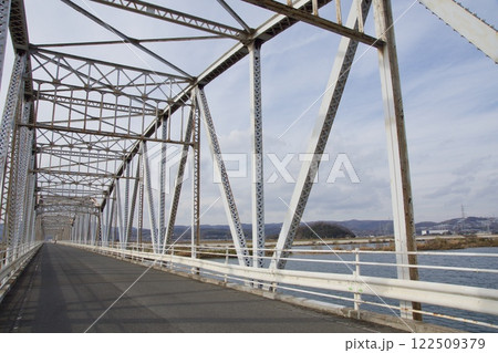 霞橋と高梁川の風景 122509379