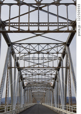 霞橋と高梁川の風景 122509393