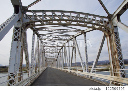 霞橋と高梁川の風景 122509395