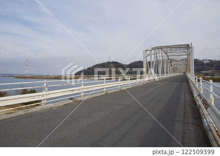 霞橋と高梁川の風景 霞橋と高梁川の風景 122509399