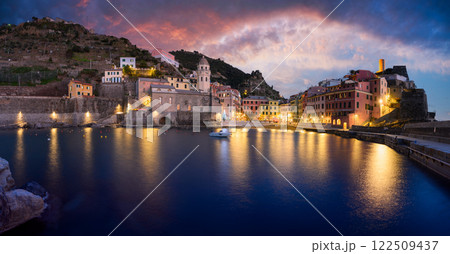Evening view on fishing village Vernazza with multicolored houses Evening view on fishing village Vernazza with multicolored houses 122509437