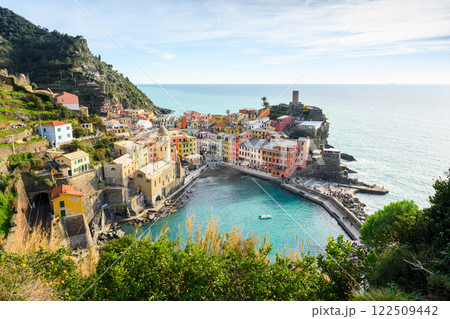 Fishing village Vernazza with multicolored houses at Cinque Terre 122509442