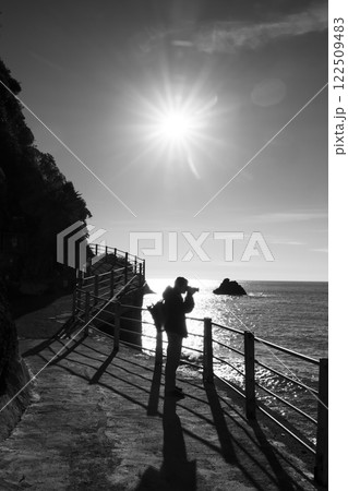 Photographer taking photo on the footpath Via dell'Amore 122509483
