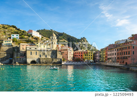 Sunny day at fishing village Vernazza 122509493