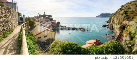 Ultra wide panorama of fishing village Vernazza 122509505