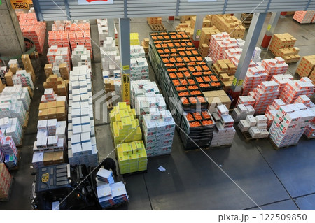 年末の大田市場 山積みされる青果の段ボール 年末の大田市場 山積みされる青果の段ボール 122509850