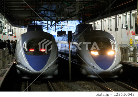 博多駅で並ぶ新幹線500系電車(JR西日本) 博多駅で並ぶ新幹線500系電車(JR西日本) 122510048