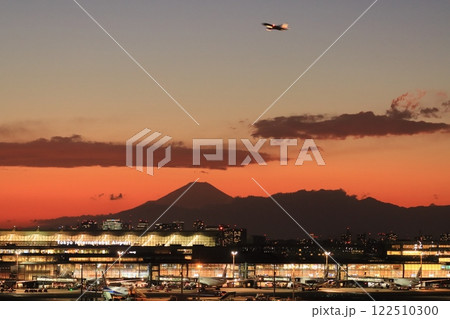 羽田空港の夜景　夕焼けに光る羽田空港 122510300