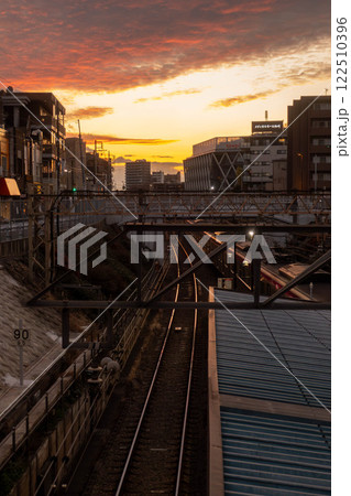 夕暮れの私鉄沿線　仙川駅　東京都調布市 122510396
