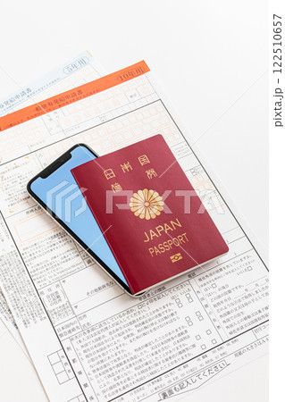 パスポートとスマートフォン パスポートのオンライン申請イメージ写真 パスポートとスマートフォン パスポートのオンライン申請イメージ写真 122510657