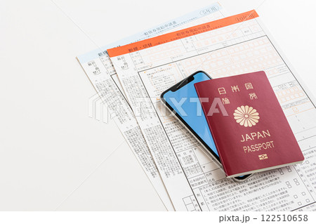 パスポートとスマートフォン パスポートのオンライン申請イメージ写真 パスポートとスマートフォン パスポートのオンライン申請イメージ写真 122510658