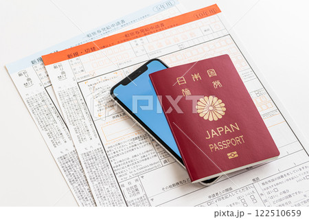 パスポートとスマートフォン　パスポートのオンライン申請イメージ写真 122510659