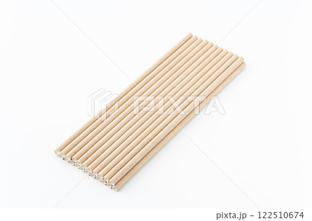 白背景に紙ストロー 122510674