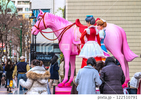 日本の横浜都市景観2月春節祭。馬車道の関内ホール前などを望む=令和7年2月1日 日本の横浜都市景観2月春節祭。馬車道の関内ホール前などを望む=令和7年2月1日 122510791