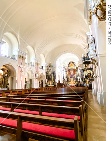 The church is empty and the pews are red 122510932