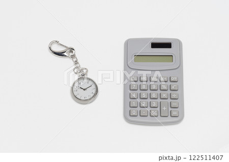 懐中時計と電卓で時間管理のイメージ 122511407