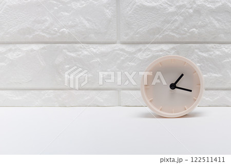 シンプルな白い置時計 シンプルな白い置時計 122511411