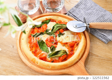 定番のピザ、マルゲリータ、ピッツア、pizza、トマトソースとモッツァレラチーズとバジル。 122511562